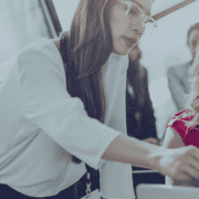 En kvinde fortæller noget til en elev.